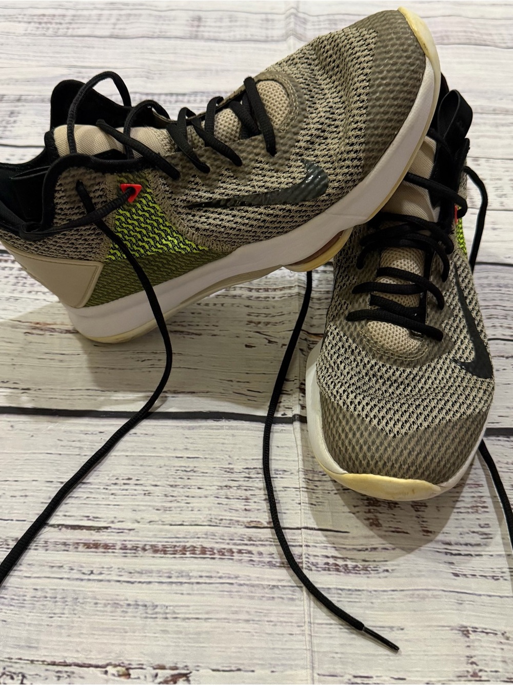 Nike LeBron Witness IV Basketball Shoes – Men’s Size 9